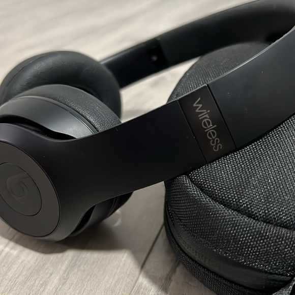 Beats by Dr. Dre solo3 wireless headphones. Comes with case and charger. - Picture 4 of 5